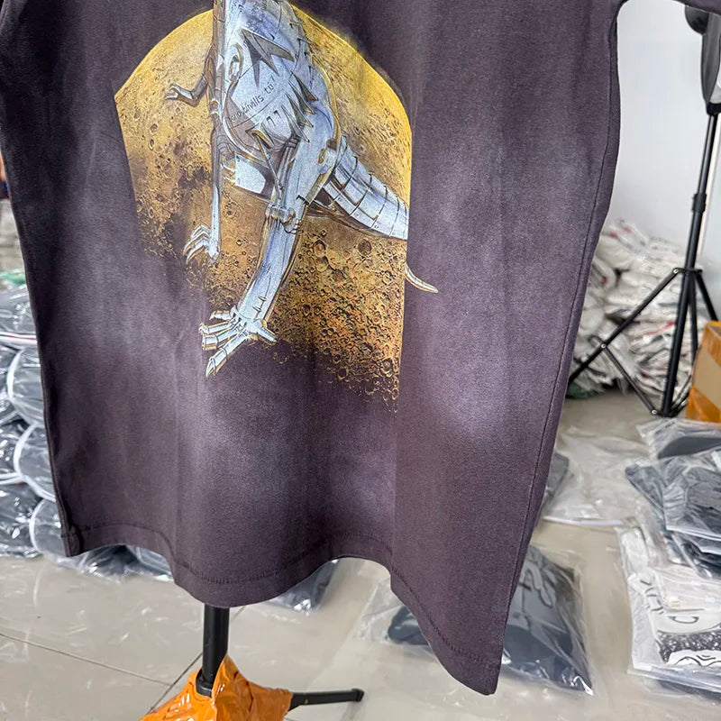 Co Branded Style Saint Round Neck Metal Dinosaur Graphic T-shirt Summer Harajuku Fashion Sorayama Short Sleeve